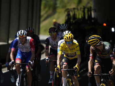 Cyklisti prechádzajú cez pyrenejské kopce počas 18. etapy Tour de France