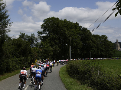 Cyklistický pelotón pedáluje počas 6. etapy 110. ročníka cyklistických pretekov Tour de France na trati Tarbes - Cauterets-Cambasque dlhej 144,9 km v meste Tarbes
