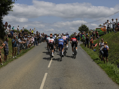 Cyklistický pelotón pedáluje počas 6. etapy 110. ročníka cyklistických pretekov Tour de France na trati Tarbes - Cauterets-Cambasque dlhej 144,9 km v meste Tarbes