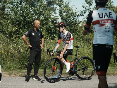 Slovinský cyklista Tadej Pogačar spolu s tímom SAE trénujú pred Tour da France