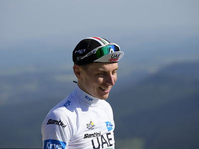 Tadej Pogačar (UAE) v bielom drese v cieli 9. etapy Tour de France 2023