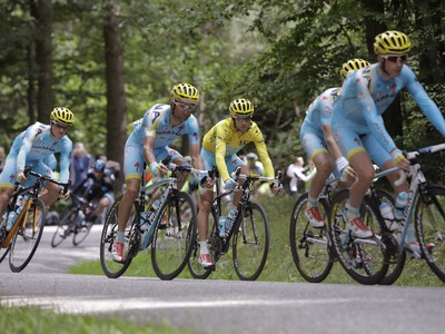 Vincenzo Nibali (v žltom) počas deviatej etapy Tour