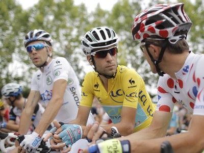 Vincenzo Nibali (v žltom) a Rafal Majka na štarte 18. etapy