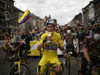 Na snímke belgický cyklista Wout van Aert v žltom drese vedúceho pretekára Tour de France