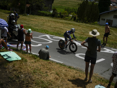 Belgický cyklista Yves Lampaert jazdí počas individuálnej časovky 16. etapy Tour de France