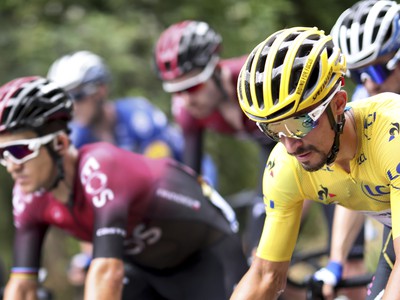 Na snímke francúzsky cyklista Julian Alaphilippe (Deceuninck Quick Step) v žltom drese vedúceho pretekára v pelotóne na trati