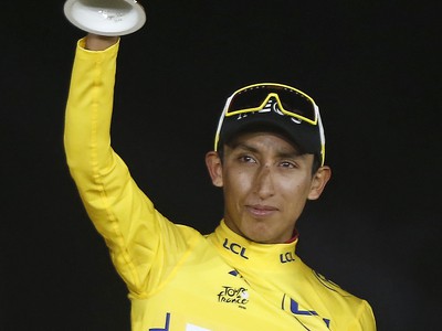 Na snímke kolumbijský cyklista Egan Bernal  oslavuje na pódiu víťazstvo v 106. ročníku Tour de France
