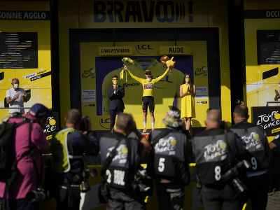 Dánsky cyklista Jonas Vingegaard z tímu Jumbo-Visma oslavuje na pódiu žltý dres vedúceho pretekára v celkovom priebežnom poradí  po 15. etape 109. ročníka pretekov Tour de France