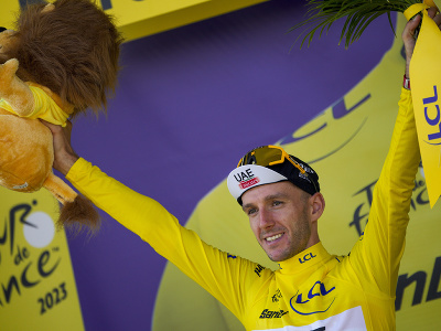Britský cyklista Adam Yates z tímu SAE Team Emirates pózuje na pódiu v žltom drese vedúceho pretekára priebežného poradia po tretej etape prestížnych cyklistických pretekov Tour de France