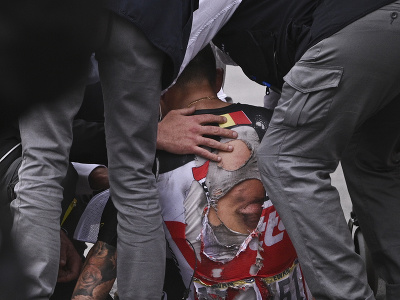 Na snímke zdravotníci pomáhajú Austrálčanovi Calebovi Ewanovi po páde po kolízii s slovenským cyklistom Petrom Saganom v špurte v 3. etape cyklistických pretekov Tour de France