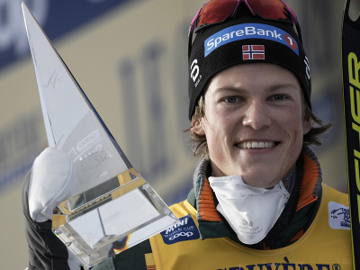 Nórsky bežec na lyžiach Johannes Hösflot Kläbo si suverénnym spôsobom zabezpečil celkové víťazstvo na Tour de Ski