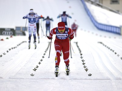 Ruska Natalia Nepriajevová slávi víťazstvo na šiestej etape na Tour de Ski
