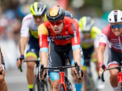 Nemecký cyklista Phil Bauhaus prichádza do cieľa 2. etapy Tour Down Under na prvom mieste
