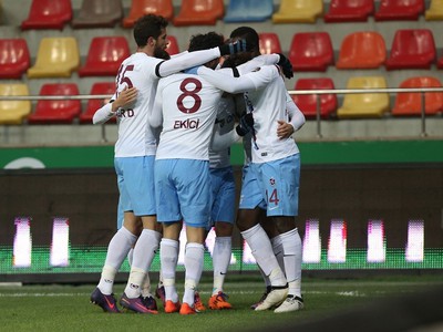 Matúš Bero (v strede) so spoluhráčmi oslavuje svoj víťazný gól 