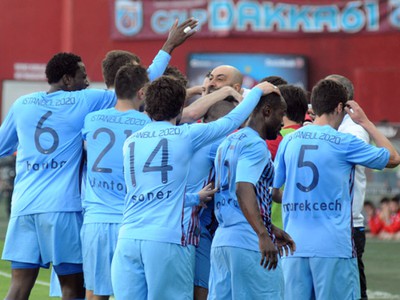 Marek Čech (5) so spoluhráčmi oslavuje výhru nad Antalyasporom