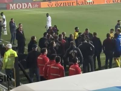 Chaos na ihrisku v zápase Istanbulsporu s Trabzonsporom
