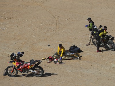 Telo portugalského motocyklistu Paula Goncalvesa, ktorý zomrel počas nedeľnej 7. etapy Rely Dakar