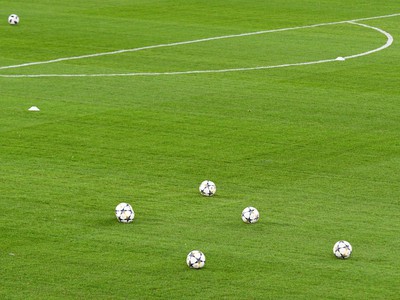 Lopty na ihrisku nového futbalového štadióna na Tehelnom poli 