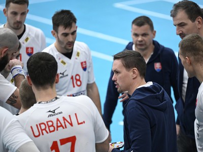 Reprezentačný tréner Slovenska Peter Kukučka sa prihovára k hráčom