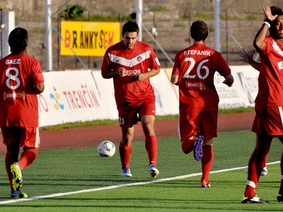 Hráči AS Trenčín sa radujú s gólu