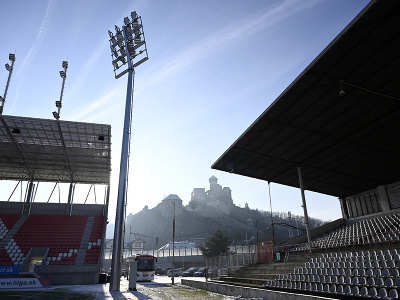 Na snímke pohľad na Trenčiansky hrad cez novú a starú tribúnu počas prvého tréningu zimnej prípravy na jarnú časť Fortuna ligy na klubovom štadióne v Trenčíne