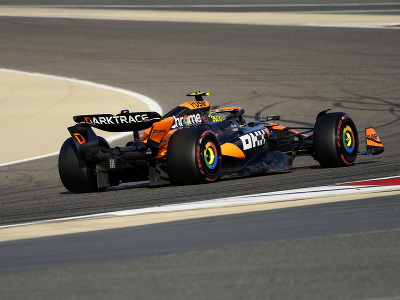 Na snímke britský pilot formuly 1 Lando Norris z tímu McLaren počas tretieho tréningu pred Veľkou cenou Bahrajnu F1 na okruhu v Sachíre 