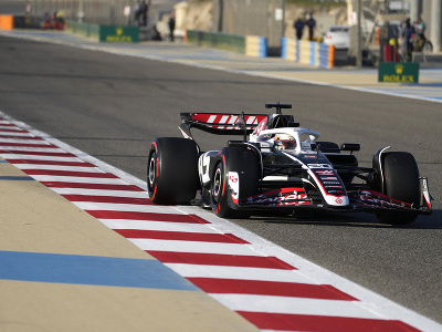 Na snímke dánsky pilot formuly 1 Kevin Magnussen z tímu Haas počas tretieho tréningu pred Veľkou cenou Bahrajnu F1 na okruhu v Sachíre 
