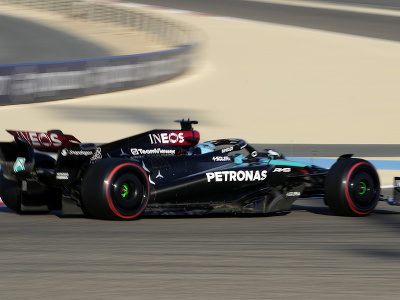 Na snímke britský pilot formuly 1 George Russell z tímu Mercedes počas tretieho tréningu pred Veľkou cenou Bahrajnu F1 na okruhu v Sachíre