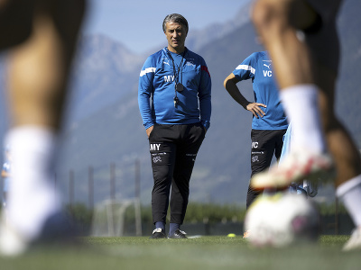 Tréner Murat Yakin na tréningu Švajčiarska