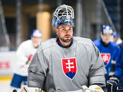 Slovenský brankár Adam Húska počas prípravného tréningu slovenskej hokejovej reprezentácie pred dvojzápasom so Švajčiarskom
