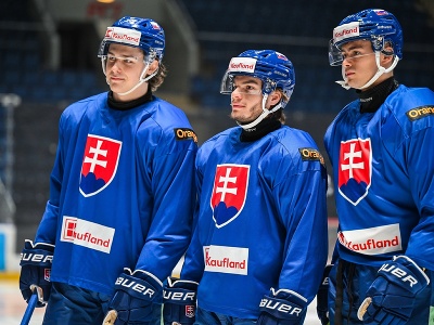 Slovenskí hokejisti, zľava Andrej Krajčovič, Matúš Hlaváč a Michael Laurenčík počas prípravného tréningu slovenskej hokejovej reprezentácie pred dvojzápasom so Švajčiarskom