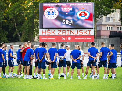 Na snímke futbalisti ŠK Slovan Bratislava počúvajú počas tréningu