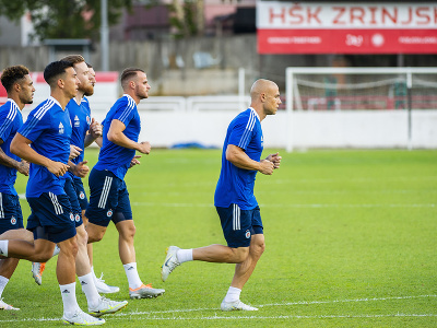 Na snímke futbalisti ŠK Slovan Bratislava bežia počas tréningu