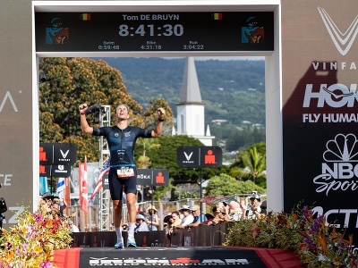 Tom De Bruyn prichádza ako prvý do cieľa Ironmana na Havaji 