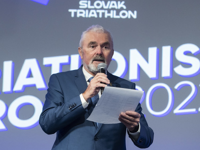 Na snímke prezident Slovenskej triatlonovej únie Jozef Jurášek vystupuje s príhovorom počas slávnostného vyhlásenia ankety Triatlonista roka za rok 2022