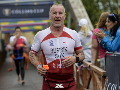 Na snímke slovenský triatlonista Michal Bursík počas majstrovstiev sveta v Akvabike 21. augusta 2022 v Šamoríne.