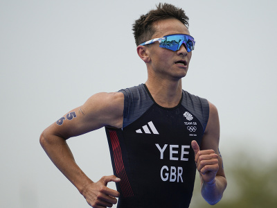 Britský triatlonista Alex Yee počas LOH 2024
