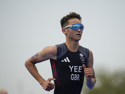 Britský triatlonista Alex Yee počas LOH 2024