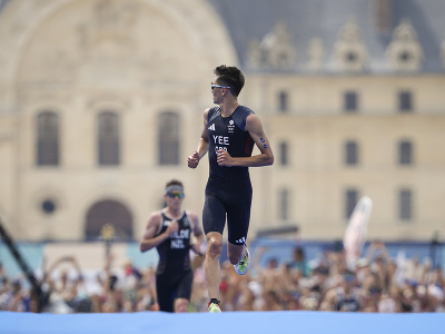 Britský triatlonista Alex Yee počas LOH 2024