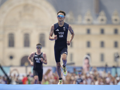 Britský triatlonista Alex Yee počas LOH 2024