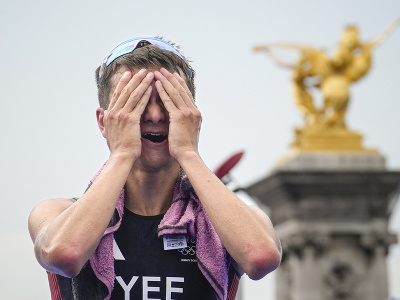 Britský triatlonista Alex Yee počas LOH 2024