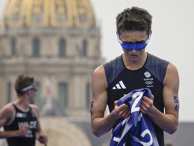 Britský triatlonista Alex Yee počas LOH 2024