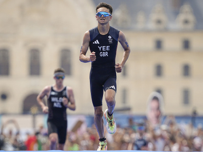 Britský triatlonista Alex Yee počas LOH 2024