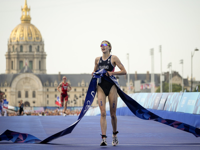 Francúzska triatlonistka Cassandre Beaugrandová počas zlatých pretekov na LOH 2024 v Paríži