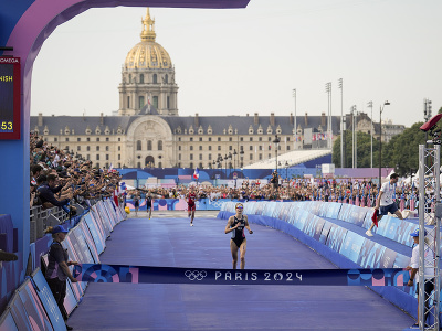 Francúzska triatlonistka Cassandre Beaugrandová počas zlatých pretekov na LOH 2024 v Paríži