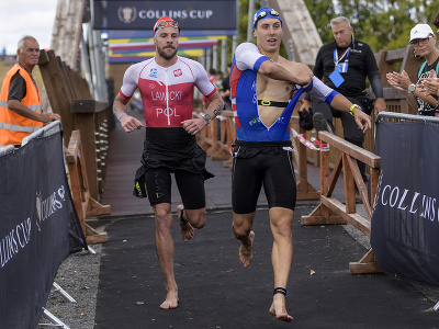 Na snímke sprava slovenský triatlonista Ondrej Kubo a poľský triatlonista Marcin Lawicki počas majstrovstiev sveta v stredne dlhom triatlone 21. augusta 2022 v Šamoríne. 