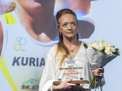 Na snímke Mária Kuriačková, matka Ivany Kuriačkovej z tímu ŠK Atóm Levice, ktorá prevzala za dcéru cenu za víťaztvo v ženskej kategórii ankety Triatlonista roka za rok 2022