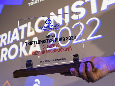 Na snímke cena pre Zuzanu Michaličkovú z NER Žilina, ktorá skončila na treťom mieste v ženskej kategórii ankety Triatlonista roka za rok 2022