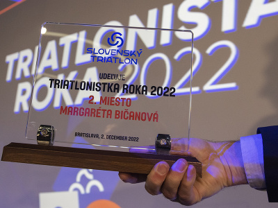 Na snímke cena pre Margarétu Bičanovú z tímu NER Žilina, ktorá skončila na druhom mieste v ženskej kategórii ankety Triatlonista roka za rok 2022