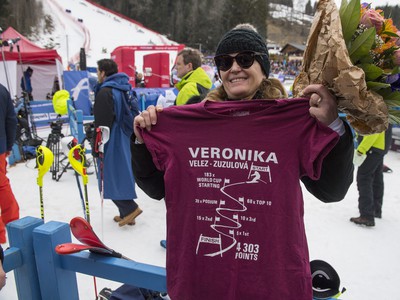 Na snímke Viera Zuzulová, mama slovenskej slalomárky Veroniky Velez-Zuzulovej, po jej rozlúčkovej jazde s kariérou